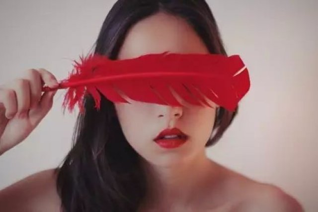 为什么女大学生离堕落那么近?