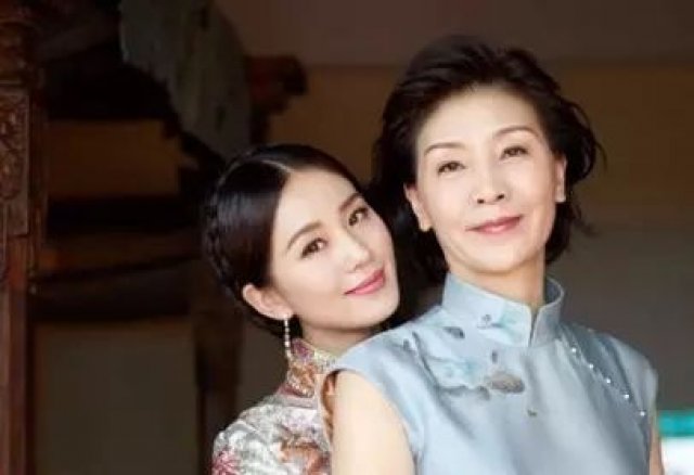 怎么证明你妈是你妈?明星和妈妈合照大PK,全都是亲