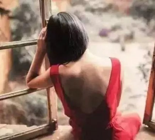 你裤子里有,而我的裙子里没有。你猜是什么东西?