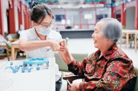 坚持以钉钉子精神抓好改革任务落实